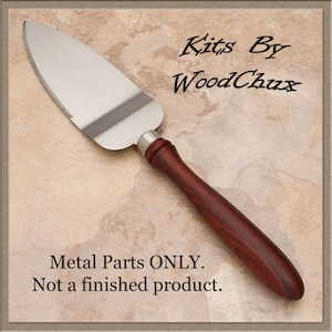 Może przedstawiać: Metalowe części do drewnianego noża do ciasta. Nóż ma ząbkowany brzeg i brązową drewnianą rękojeść. Na zdjęciu widoczny jest tekst "Kits By WoodChux". Na zdjęciu widoczny jest również tekst "Metal Parts ONLY. Not a finished product."