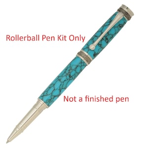 Könnte beinhalten: Rustikales Holzschild mit dem Text "Welcome to our home" in weißer Schrift. Das Schild hat eine Used-Optik und ein schlichtes, einladendes Design für den Eingangsbereich.