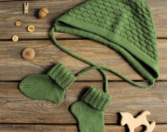 Baby coming home set, bonnet and booties. Pure Merino wool, made in USA