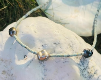 Collar de perlas Keshi negras de Tahití: turquesa, labradorita y cierre de plata de ley.