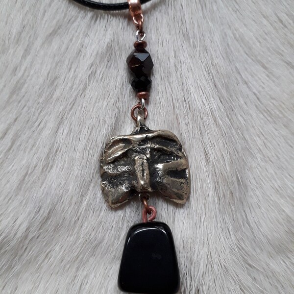 Pendentif masque de Venise en argent massif avec grenat, onyx, verre de Bohème et perles de cuivre.