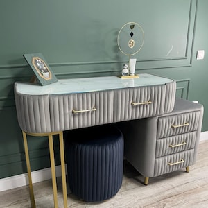 Ladies&#39; table with 5 capacious drawers