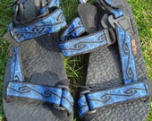90s UVS Vintage sandalen Teva stijl blauw met patroon Vintage Beachwear 90s riem sandalen sport sandalen wandelen beachwear 90s kleding