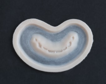 ハーフバイトシリコンプロテーゼ：ハロウィン、LARP、コスプレに最適なプロ仕様のSFXメイクアップ - ラテックスフリー