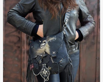 Bolso bandolera compacto de piel negra hecho a mano de alta gama. Estilo rock artístico con calaveras, motos, motivos góticos, grunge y punk. Flecos.