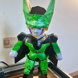Dragon Ball Z-Modellino action figure in Carta Perfect Cell Chibi-Papercraft da Collezione Dipinto a Mano-Limited edition Pepakura 45 cm.