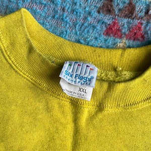 Vintage 90s Thrashed Tweety Six Flags Sweatshirt Bild 3