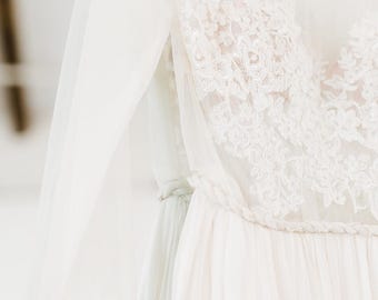 Vestido de novia de encaje, seda y malla color marfil, muestra de vestido de novia