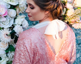 Vestido de muestra, gota de rocío, lentejuelas rosa y vestido de gasa de seda blanquecino