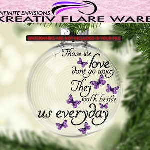 Könnte beinhalten: Eine transparente Glaskugel mit dem Text "Those we love don't go away, they walk beside us everyday." Lila Schmetterlinge sind um den Text herum verstreut. Die Kugel hängt an einem grünen Weihnachtsbaumzweig.