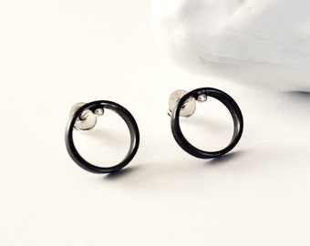 Eenvoudige cirkelstekers, zilveren cirkeloorbellen, minimalistische stekers, zwarte oorbellen, elegante stekers, geoxideerde stekers, kleine zilveren stekers, delicate stekers