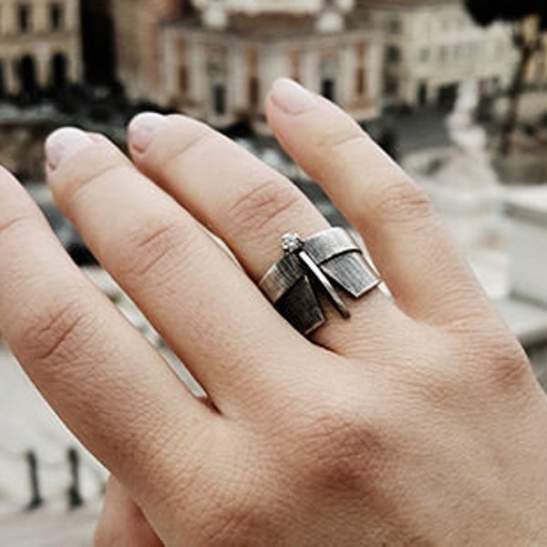 Statement zilveren ring, hedendaagse ring, unieke ring, zilver geoxideerde ring, soliter ring, zwarte ring met steen, grote ring, gedurfde ring, Unisex ring