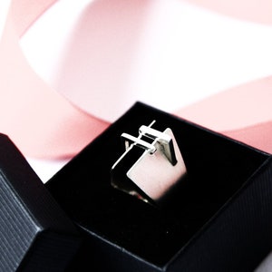 Anillo de plata grande, anillo geométrico, anillo de plata contemporáneo, anillo abierto, anillo llamativo, anillo minimalista, anillo elegante, anillo original, anillo moderno