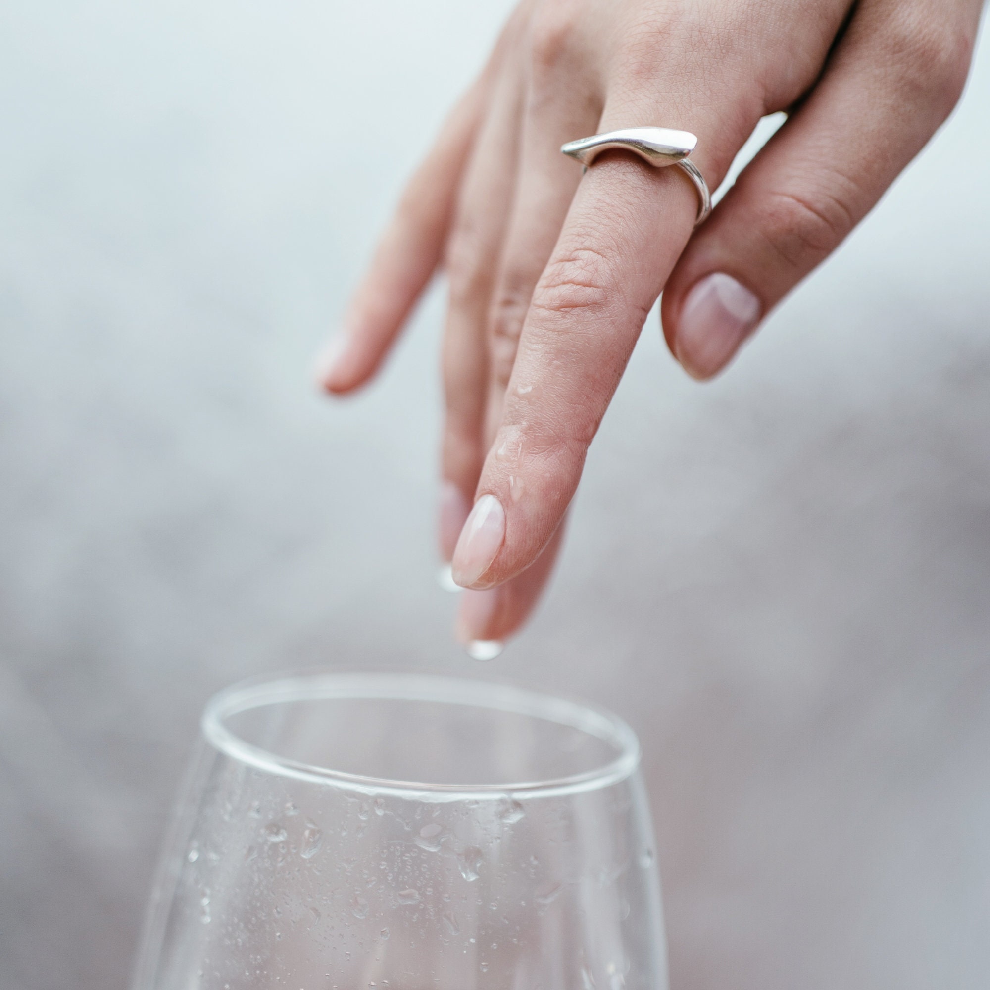 TESS Ring, Silberring mit minimaler Kurve, einzigartiger Silberring, massiver Silberring, minimaler Silberring, Statementring, einzigartiger Silberring