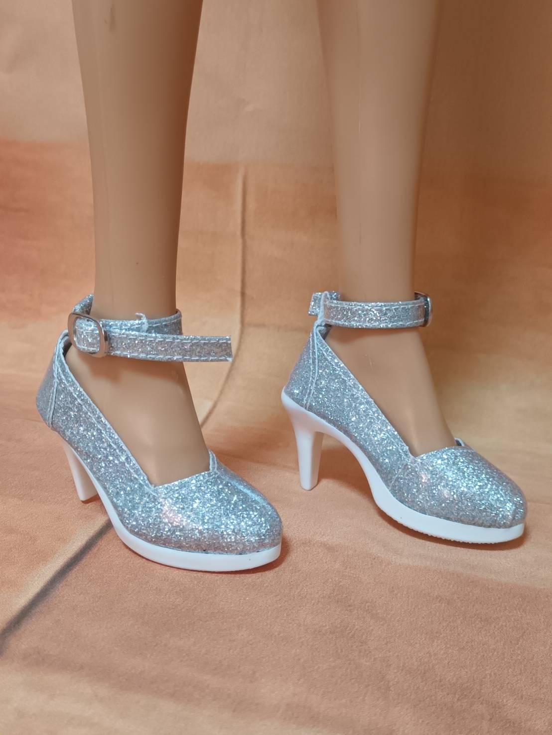 Chaussures de poupée argentées brillantes pour poupées Barbie ou descendants Disney de 81 cm (81 cm) (chaussures uniquement, pas de poupée)
