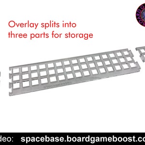 Op de afbeelding: Een transparante plastic overlay voor een bordspel, verdeeld in drie secties voor opslag. De overlay is ontworpen om te passen op een bordspel met een raster van vierkanten. De tekst "BOARDGAMEBOOST" is zichtbaar op de overlay.