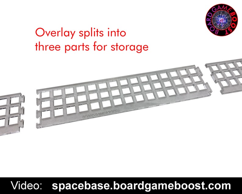 Op de afbeelding: Een transparante plastic overlay voor een bordspel, verdeeld in drie secties voor opslag. De overlay is ontworpen om te passen op een bordspel met een raster van vierkanten. De tekst "BOARDGAMEBOOST" is zichtbaar op de overlay.