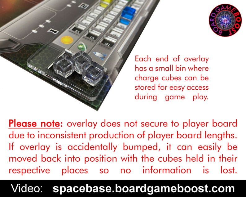 Op de afbeelding: Een close-up van een transparante plastic overlay voor een bordspel. De overlay heeft aan beide uiteinden een kleine bak om laadkubussen op te bergen. De tekst "Let op: de overlay is niet bevestigd aan het speelbord vanwege inconsistente productie van speelbordlengtes. Als de overlay per ongeluk wordt gestoten, kan deze gemakkelijk terug op zijn plaats worden gezet met de kubussen die op hun respectievelijke plaatsen worden gehouden, zodat er geen informatie verloren gaat." is zichtbaar op de afbeelding. De tekst "Video: spacebase.boardgameboost.com" is ook zichtbaar op de afbeelding.