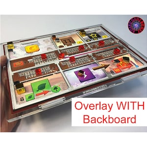 Pode incluir: Um organizador de jogos de acrílico transparente com componentes vermelhos, dourados e verdes. O organizador tem uma grade de compartimentos e uma tampa transparente. O texto "BOARDGAMEBOOST" está impresso no organizador. O texto "Overlay WITH Backboard" está impresso abaixo do organizador.