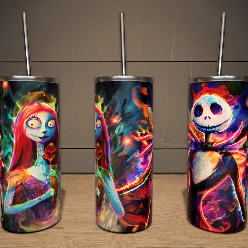 Puede incluir: Tres vasos de acero inoxidable con ilustraciones coloridas de personajes de The Nightmare Before Christmas. Los personajes incluyen a Sally y Jack Skellington, sobre un fondo oscuro y vibrante, con una pajita plateada.