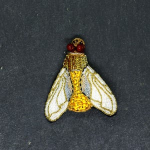 Spilla a forma di mosca dorata ricamata a mano