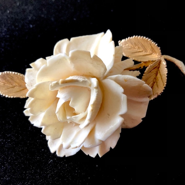 Vintage Ledo gold tone brooch with delicate white flower. Measures 2x2 inches.