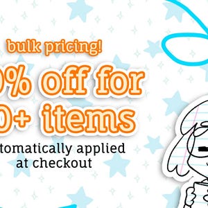 Puede incluir: Un fondo blanco con estrellas azul claro y un remolino cian presenta texto naranja que dice bulk pricing! 20% off for 20+ items automatically applied at checkout. Un personaje de arte lineal en blanco y negro con gafas sostiene una taza.