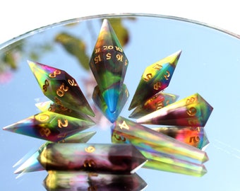 Dadi DnD mistici a forma di cristallo reattivi ai raggi UV - Magia della palude 01