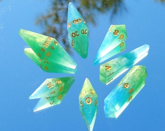 Blauwe en groene kristallen DnD-dobbelstenenset Galaxy-patronen Druïde- en elfenthema