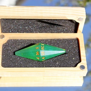 Crystal D20 dobbelstenen – diep bosgroen goud | Oversized 70 mm handgemaakte hars, druïde RPG-cadeau