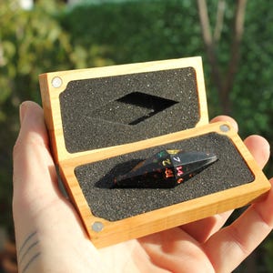 Crystal D20-dobbelstenen – zwart, donkerpaars, holografisch | Oversized 70 mm handgemaakte hars, DM-cadeau
