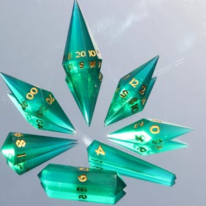 エメラルドグリーンの半透明クリスタル製D&Dダイスセット　手作り＆ユニーク