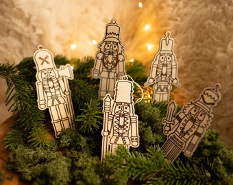 Weihnachtsschmuck Nussknacker aus Holz, Weihnachtsornament mit Namen, Weihnachtskugel mit Nussknacer, Nussknacker mit Namen