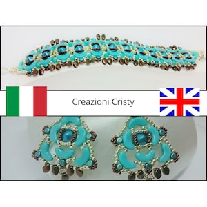 Può includere: Un braccialetto e orecchini abbinati in turchese e marrone. Il braccialetto è realizzato con piccole perline rotonde e ha un design geometrico. Gli orecchini sono anch'essi realizzati con piccole perline rotonde e hanno una forma triangolare.