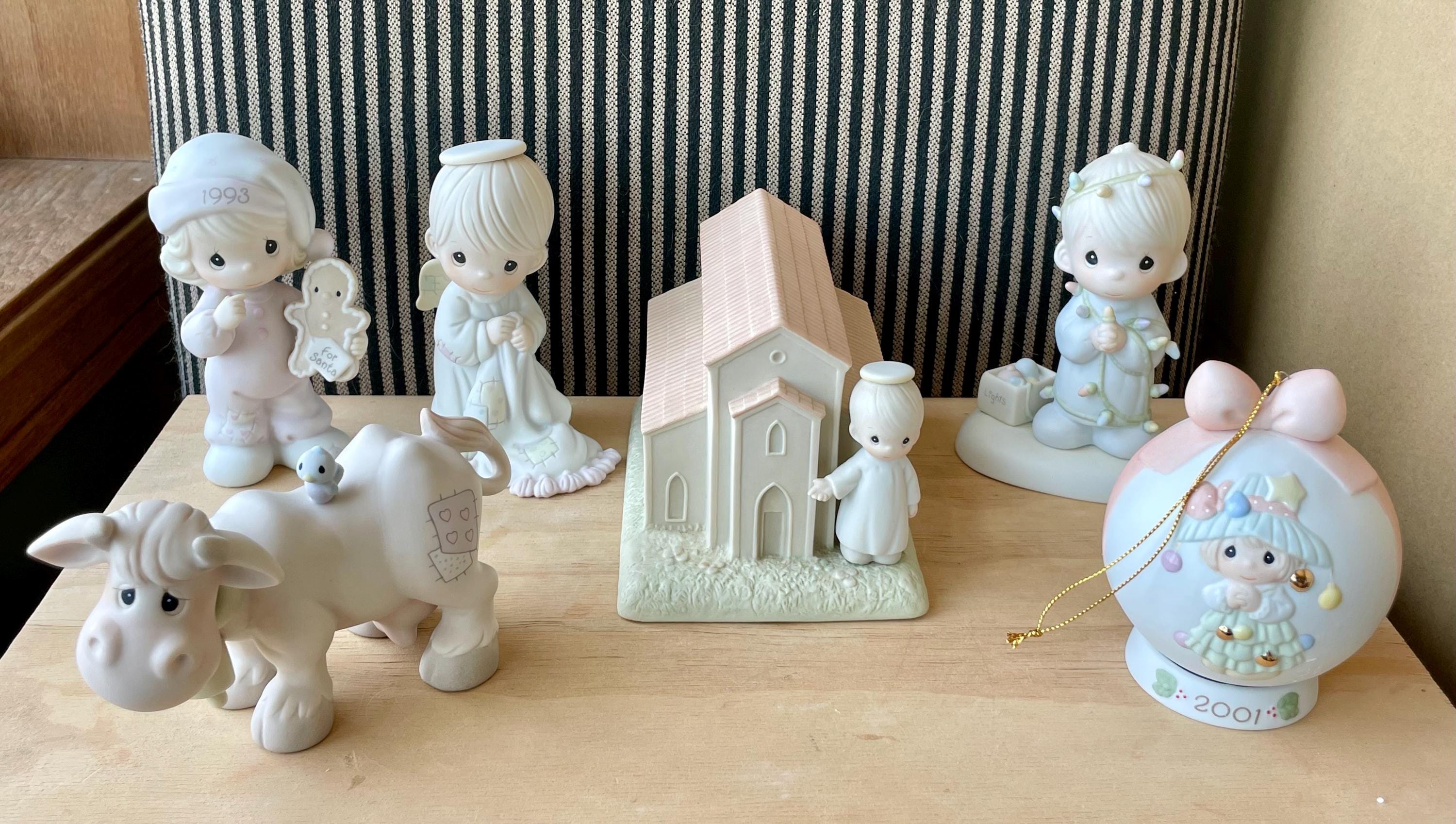 プレシャスモーメントのクリスマスフィギュアとオーナメント 