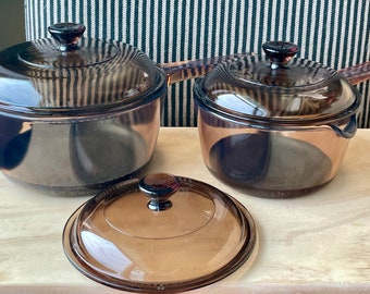 Vintage 1970 Corning Vision Ware Bernsteinglas Kochtöpfe mit TEFLON und Griff; 1,5 l mit V-1,5-C-Deckel oder 1 l mit zwei V-1-C-Deckeln