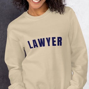 Sudadera bordada de abogado, regalo de graduación de la facultad de derecho, camiseta de cuello redondo, regalo para estudiante de derecho, sudadera unisex de cuello redondo.