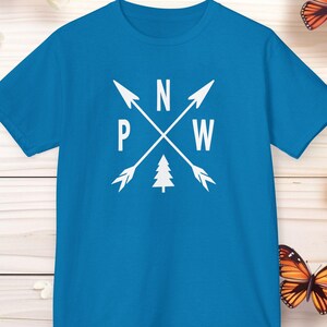 Camiseta infantil de algodón pesado del Pacífico Noroeste, con el logotipo de PNW, ideal para senderismo, acampadas, viajes y para amantes de las actividades al aire libre.