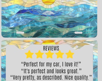 Cornice portatarga in metallo con vetrata artistica a tema oceano, ideale per amanti della natura, con decorazioni ispirate a tramonti e albe, stile costiero e marino. Nuovi accessori per auto, regalo per neopatentati.