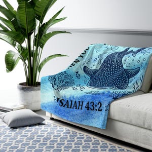 Manta de forro polar Sherpa con diseño de tiburón ballena. Acogedora. Isaías 43:2. Aguas profundas. Iré contigo. Versículo bíblico inspirador. Manta decorativa. Regalo de inauguración de casa.