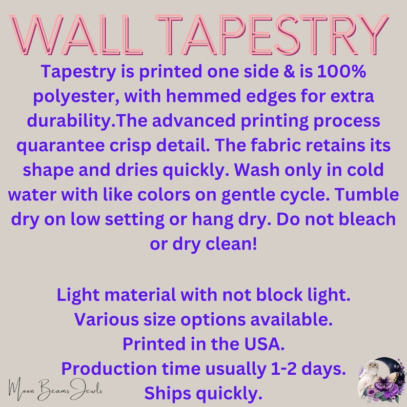 以下が含まれることがあります： ピンクの文字で「WALL TAPESTRY」と印刷された壁掛けタペストリー。タペストリーは100％ポリエステル製で、縁が縫われています。テキストには、タペストリーが片面印刷されており、光を遮らない軽量素材で、さまざまなサイズが用意されていることが記載されています。タペストリーは米国で印刷され、迅速に発送されます。生産時間は通常1〜2日です。