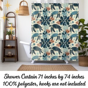 Könnte beinhalten: Duschvorhang mit einem sich wiederholenden Muster aus Meeresschildkröten, blauen Blumen und Korallen auf cremefarbenem Hintergrund. Der Vorhang misst 180 cm x 188 cm.