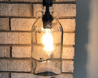 Lámpara colgante hecha con botellas de licor recicladas