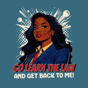 Può includere: Una donna con i capelli scuri e un'espressione seria indossa un abito blu con una cravatta rossa. Lo sfondo è in stile fumetto con un'esplosione di bianco e rosso. Il testo dice "Go learn the law and get back to me!"