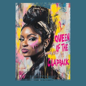 Könnte beinhalten: Ein farbenfrohes Gemälde einer Frau mit einem Dutt. Der Hintergrund ist eine Mischung aus Gelb, Rosa und Blau. Der Text "QUEEN OF THE CLAPBACK" ist in rosa Buchstaben auf der rechten Seite des Bildes geschrieben.