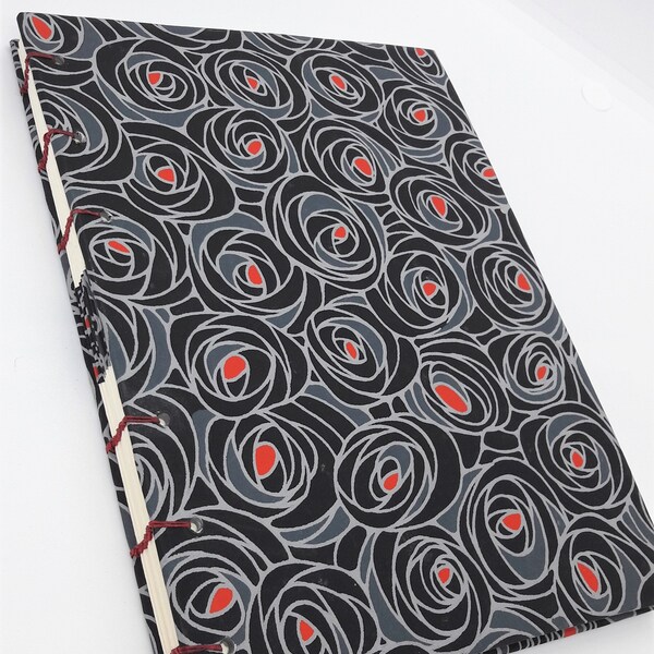 Carnet A5, papier tradionnel japonais, washi, roses noires, reliure souple fil de lin cirée rouge, cahiers cousus