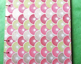 Carnet A5, papier tradionnel japonais, washi, motif éventail, reliure souple fil de lin cirée rouge, cahiers cousus