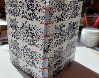 Carnet A5, papier traditionnel japonais, washi, feuillage bleu foncé, reliure souple fil de lin cirée orange, cahiers cousus