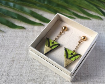 Graphic triangle earrings with gold plated chain african prints fabric - green, black golden -  Recycled leather jewelry - Handmade in Paris