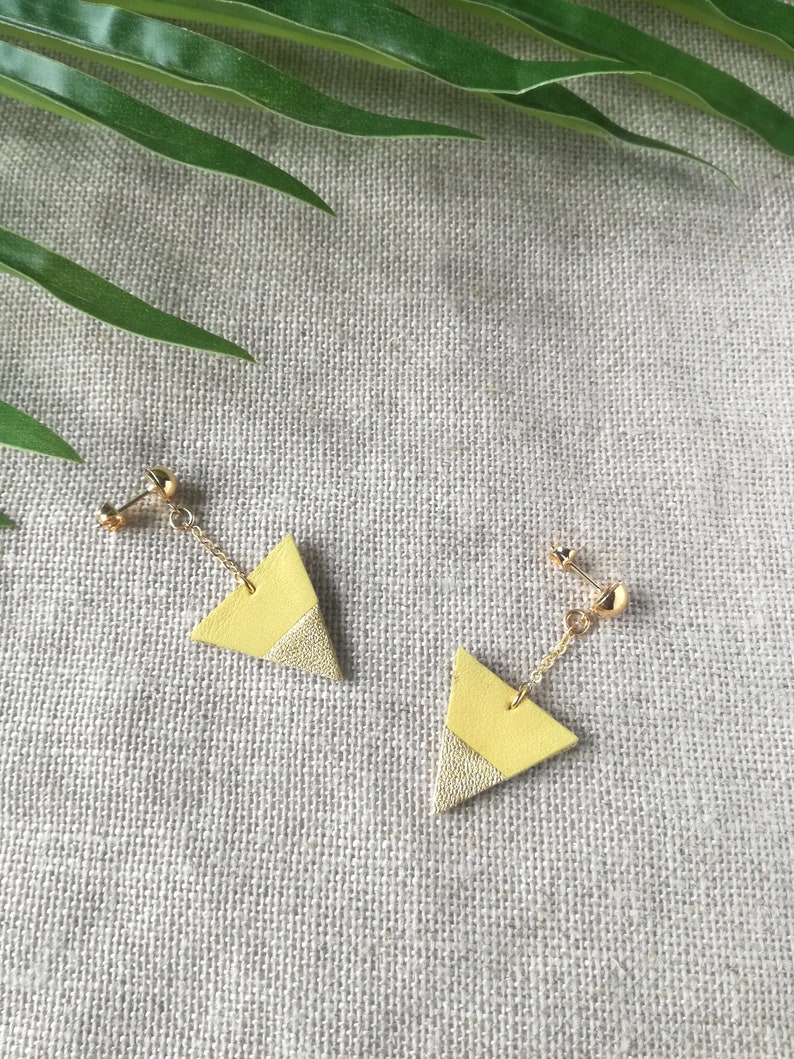 Pendientes triangulares de cuero amarillo y dorado con cadena chapada en oro Idea de regalo Upcycling de cuero reciclado Joyas de invierno para ella 2023 imagen 3